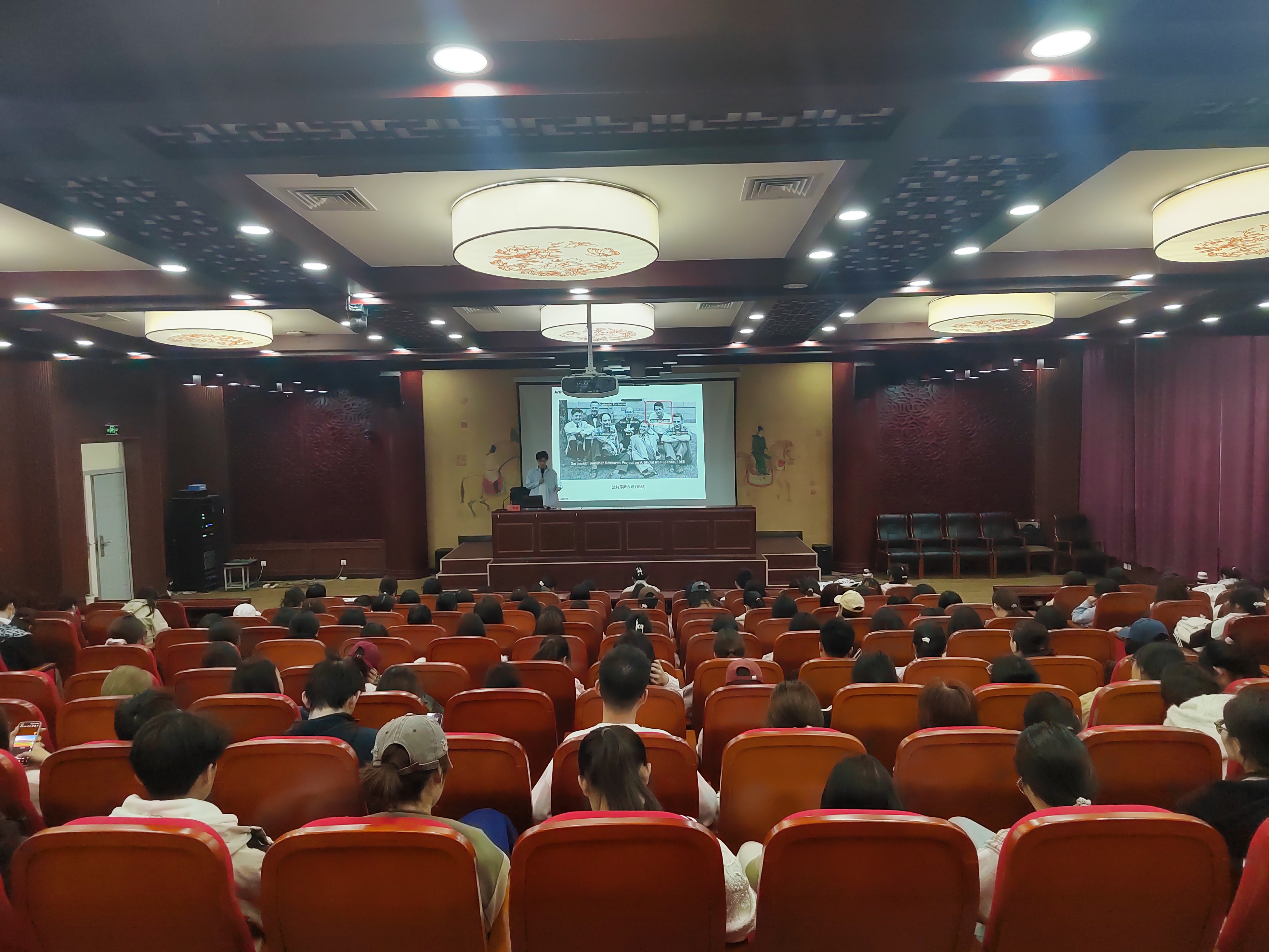 现场师生踊跃提问