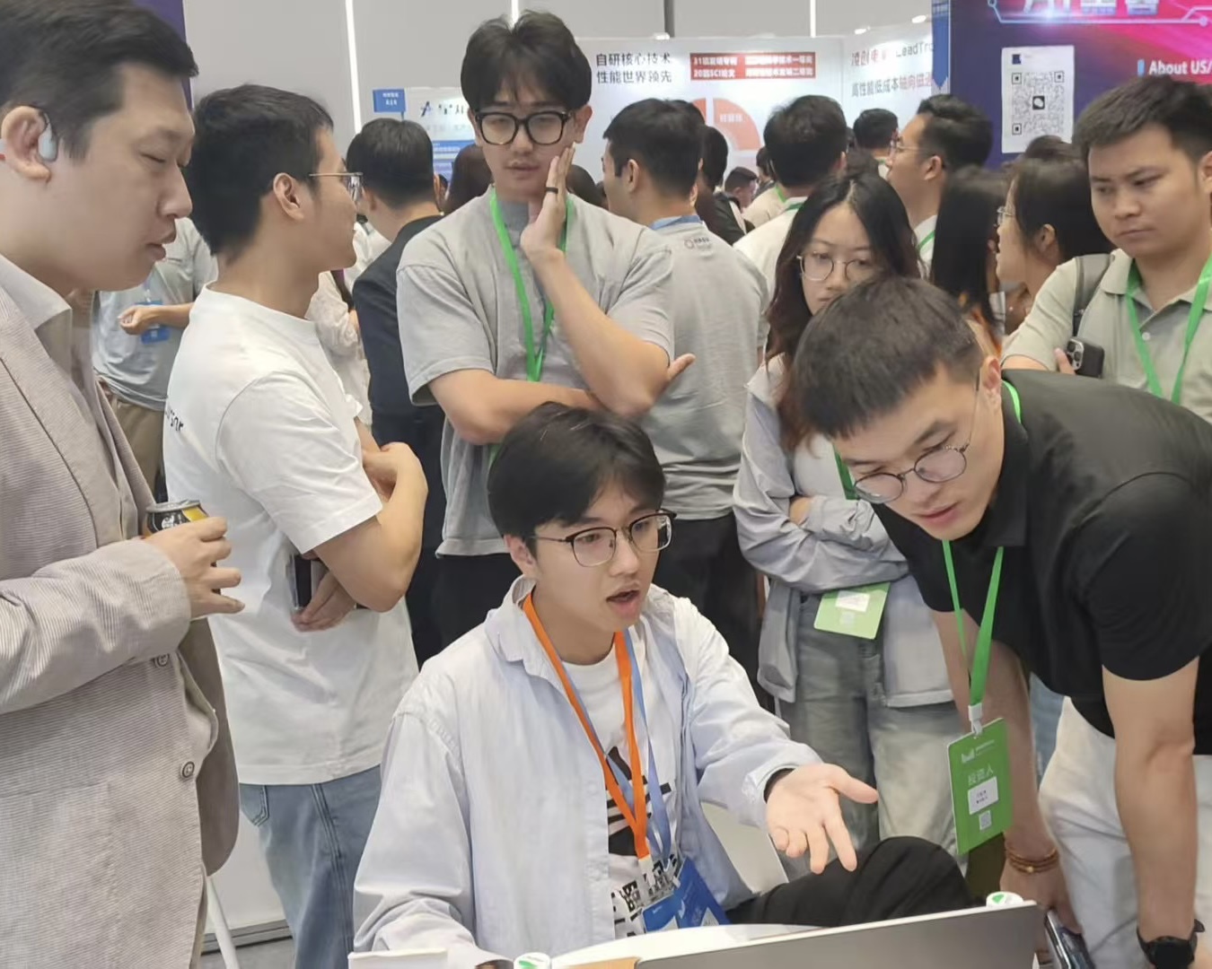 李岩松为投资人演示